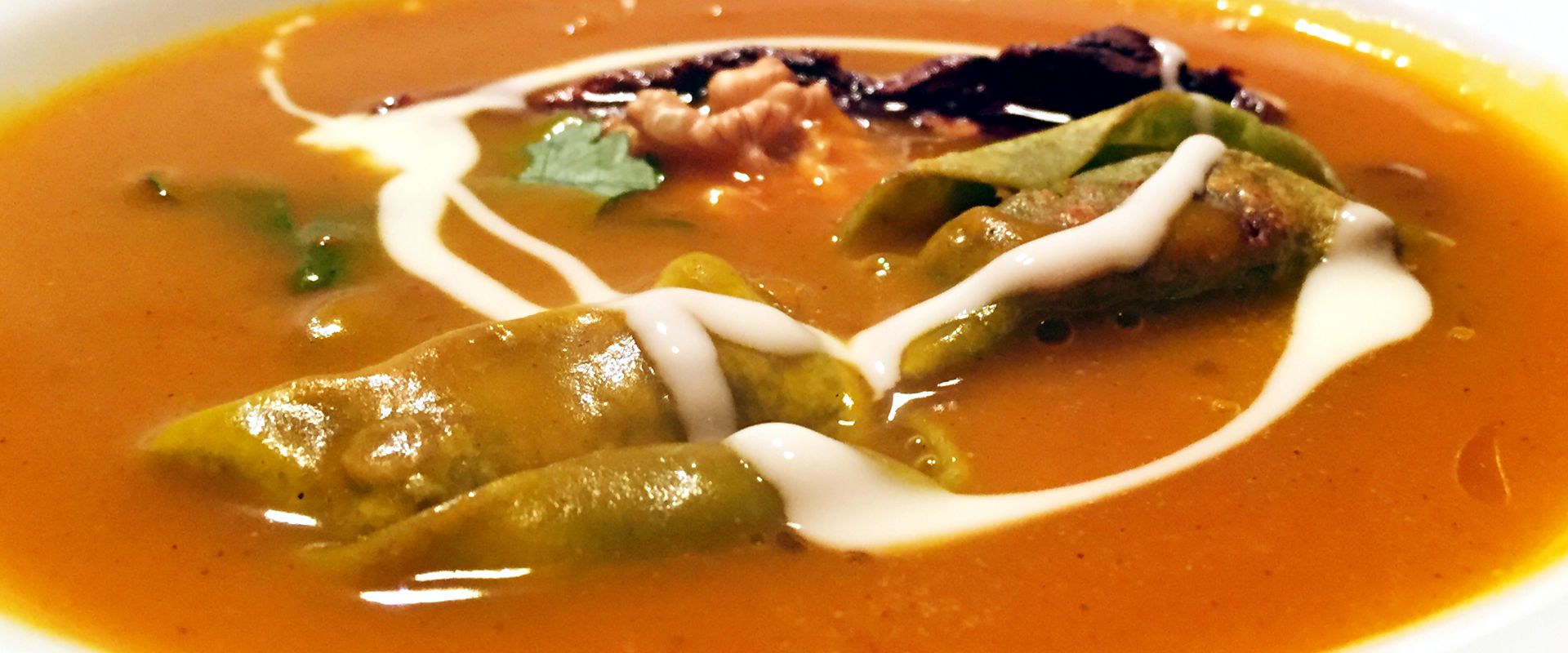 pompoensoep met champignons, noten en ravioli